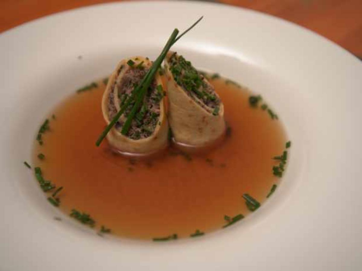 Wild Consommé mit gefüllten Wild Farce Waldpilz Crêpes - von Das ...