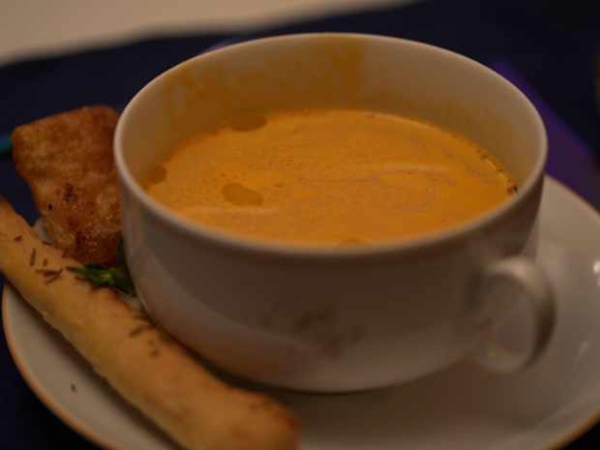 Weiße Tomatensuppe mit Currypraline und Brotstick - Rezept - kochbar.de