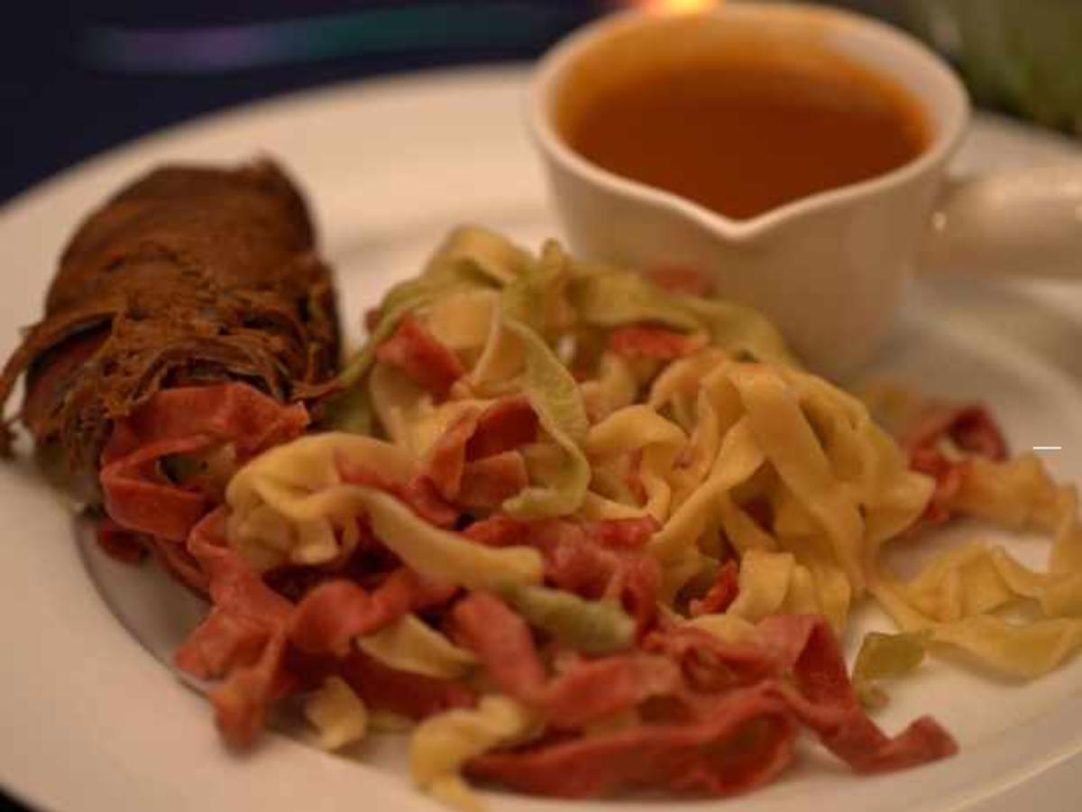 Bunte Nudeln mit sommerlicher Rinderroulade und Salat - Rezept - kochbar.de