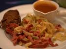 Bunte Nudeln mit sommerlicher Rinderroulade und Salat - Rezept - Bild Nr. 2