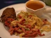 Bunte Nudeln mit sommerlicher Rinderroulade und Salat - Rezept - Bild Nr. 2