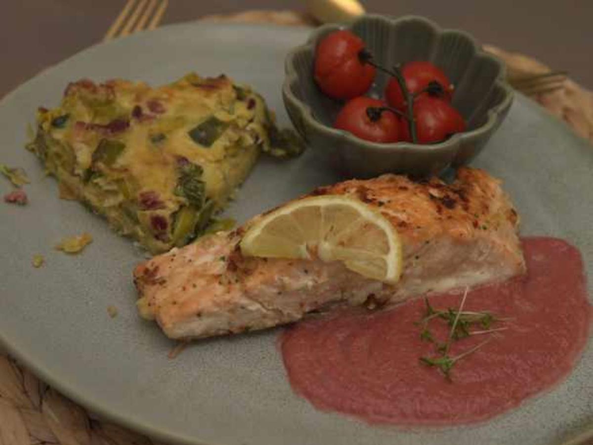 Quiche Lorraine mit Lachs, Ofentomaten und Rote Beete Soße - von Das ... Quiche Lorraine mit Lachs, Ofentomaten und Rote Beete Soße - von Das ...