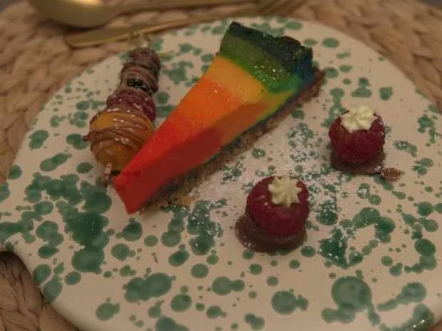 Rezept: Bunter Käsekuchen mit Obstspieß und Himbeer-Pralinen Bild Nr. 16596 Bunter Käsekuchen mit Obstspieß und Himbeer-Pralinen - Rezept - Bild Nr. 16596