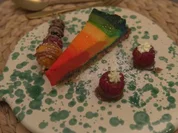 Bunter Käsekuchen mit Obstspieß und Himbeer-Pralinen - Rezept - Bild Nr. 16596