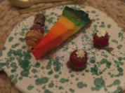 Bunter Käsekuchen mit Obstspieß und Himbeer-Pralinen - Rezept - Bild Nr. 16596