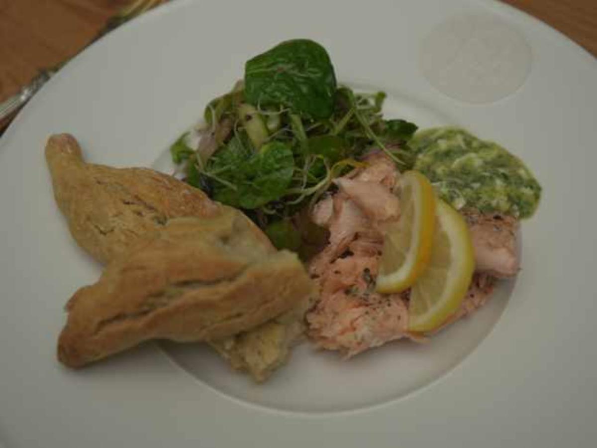 Lachsforelle mit Sauerteigbaguette und Sauce Gribiche - Rezept - kochbar.de