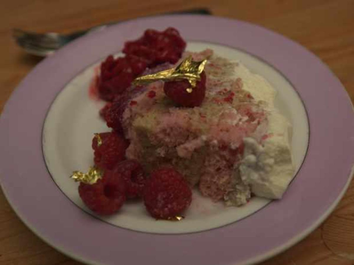 Malakoff-Torte mit Himbeersorbet - Rezept - kochbar.de