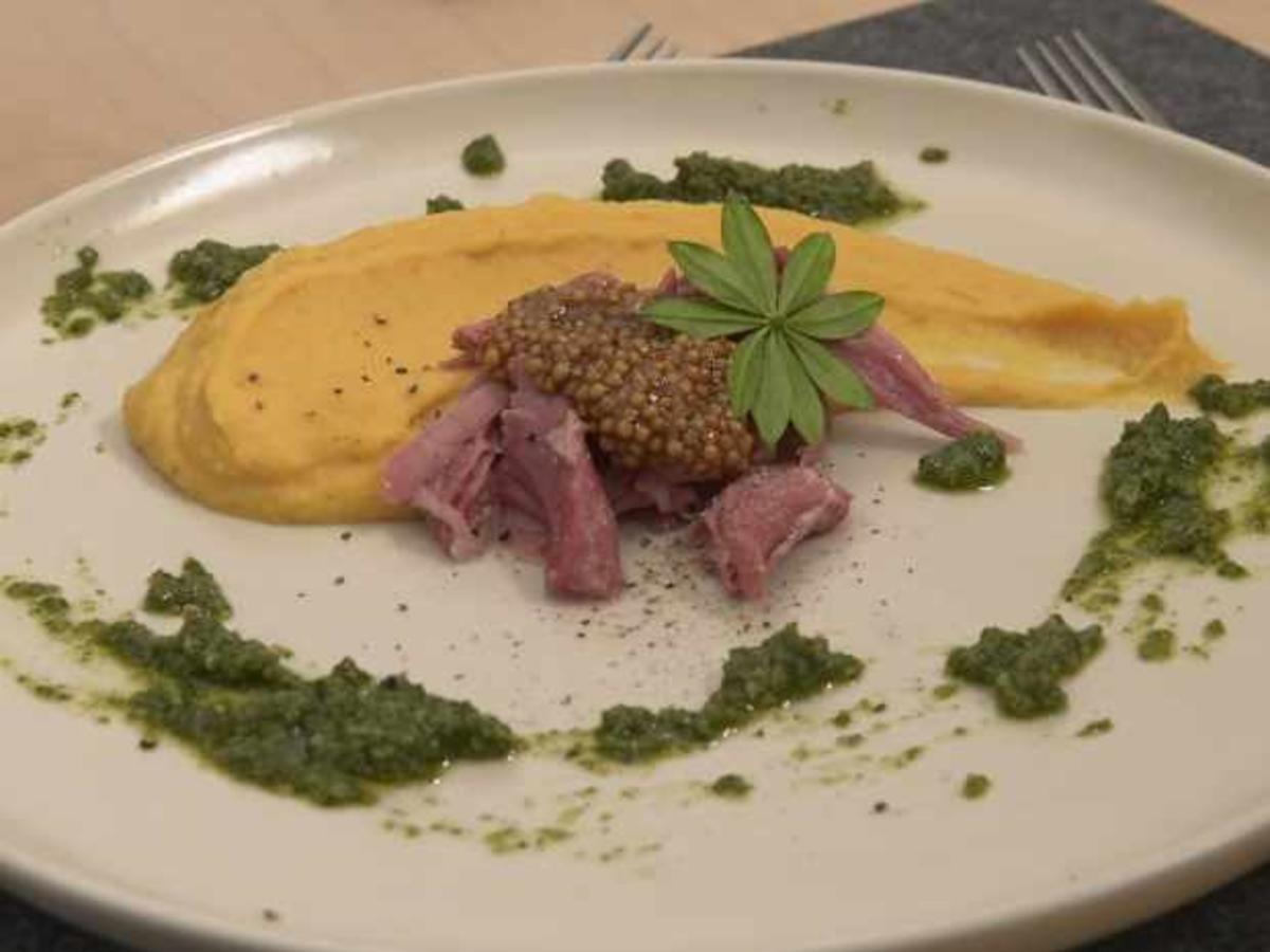 Eisbein mit Erbsenpüree, Senfkaviar und Brennnessel-Pesto - Rezept ...