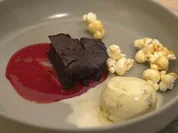 Rezept: Salzbrezelbrownie mit Popcorn und Tonkabohneneis Bild Nr. 2 Salzbrezelbrownie mit Popcorn und Tonkabohneneis - Rezept - Bild Nr. 2