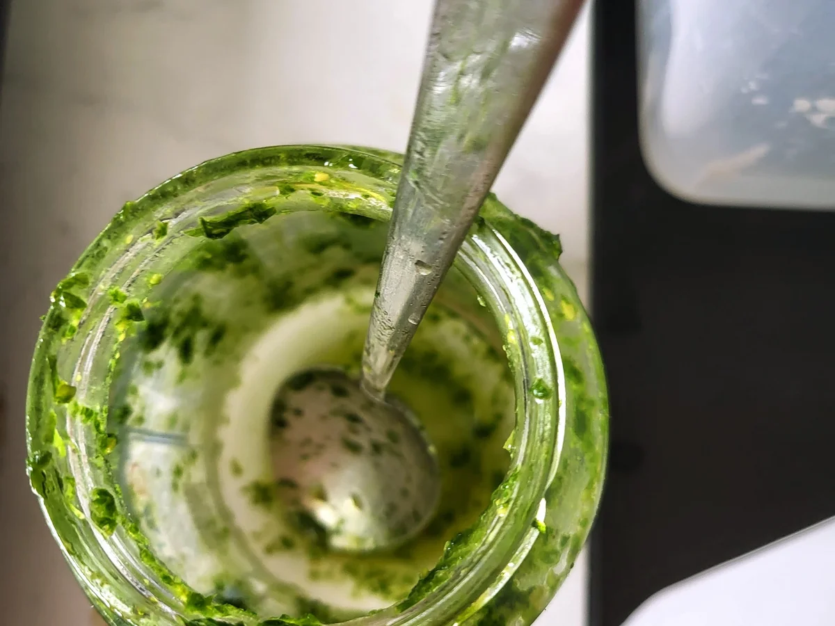 Foccacia mit Bärlauchpesto aus Sauerteig - Rezept - Bild Nr. 16597