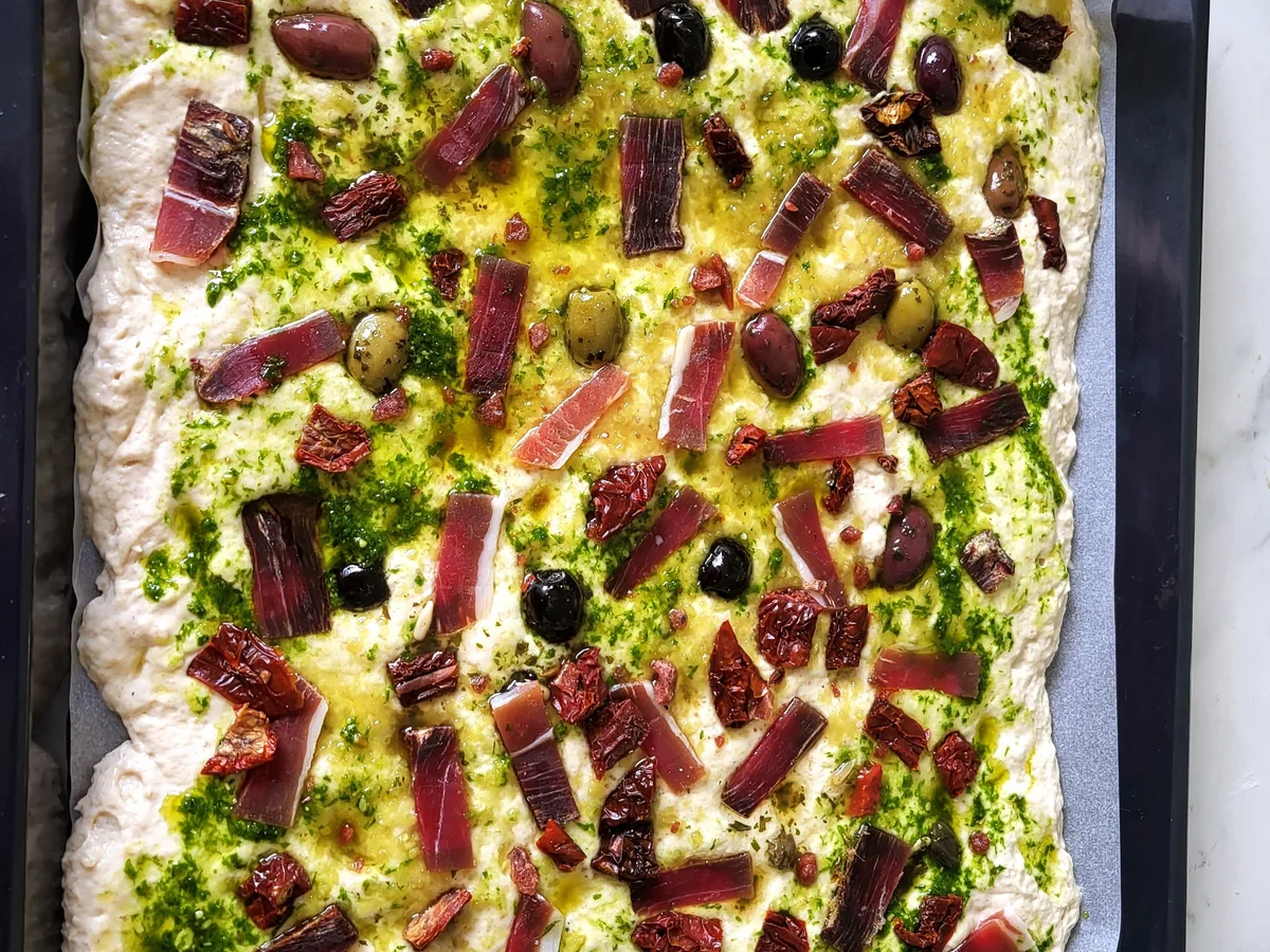 Foccacia mit Bärlauchpesto aus Sauerteig - Rezept - Bild Nr. 16598