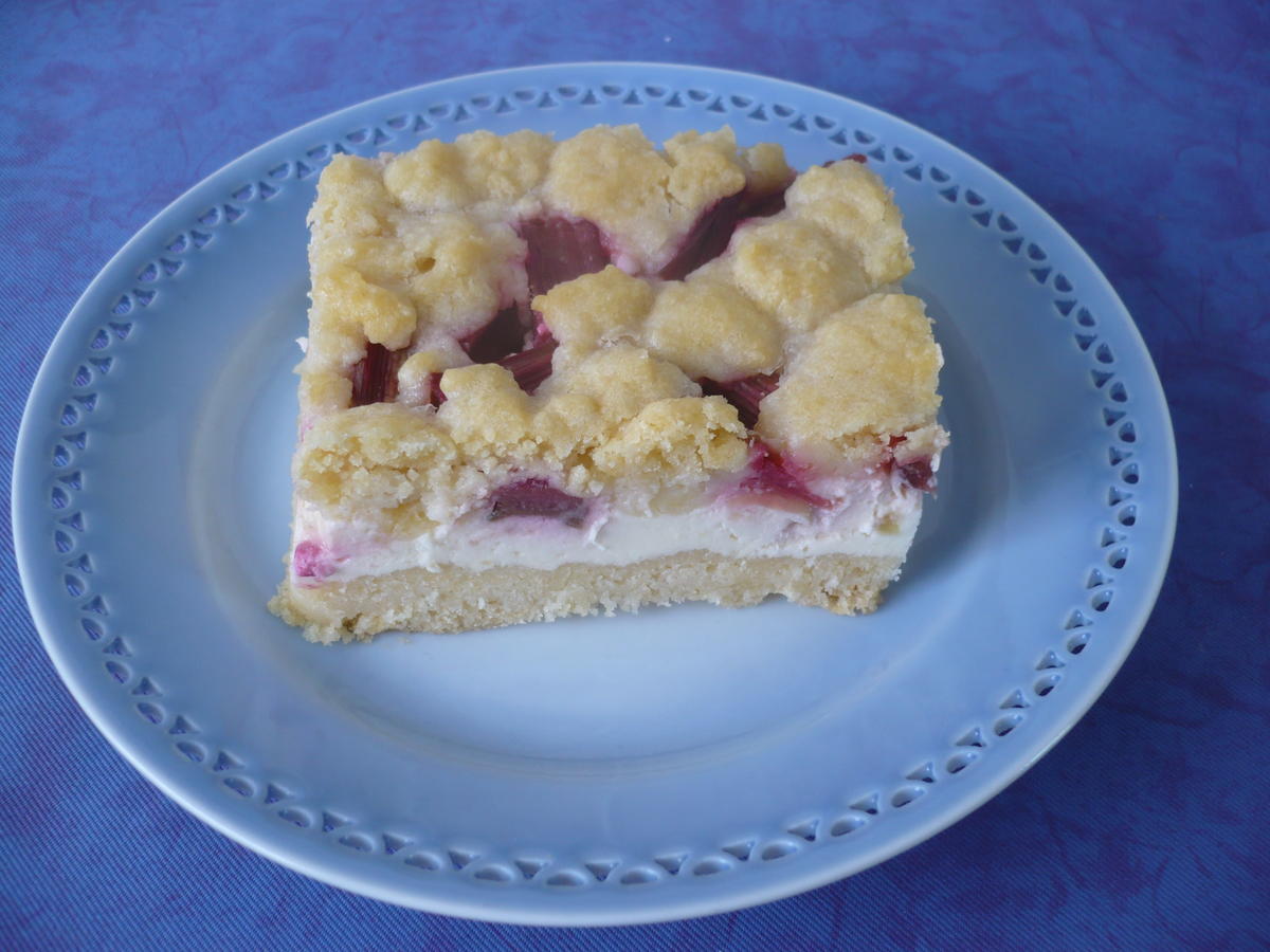 Rhabarberkuchen mit Quark und Streusel - Rezept - kochbar.de