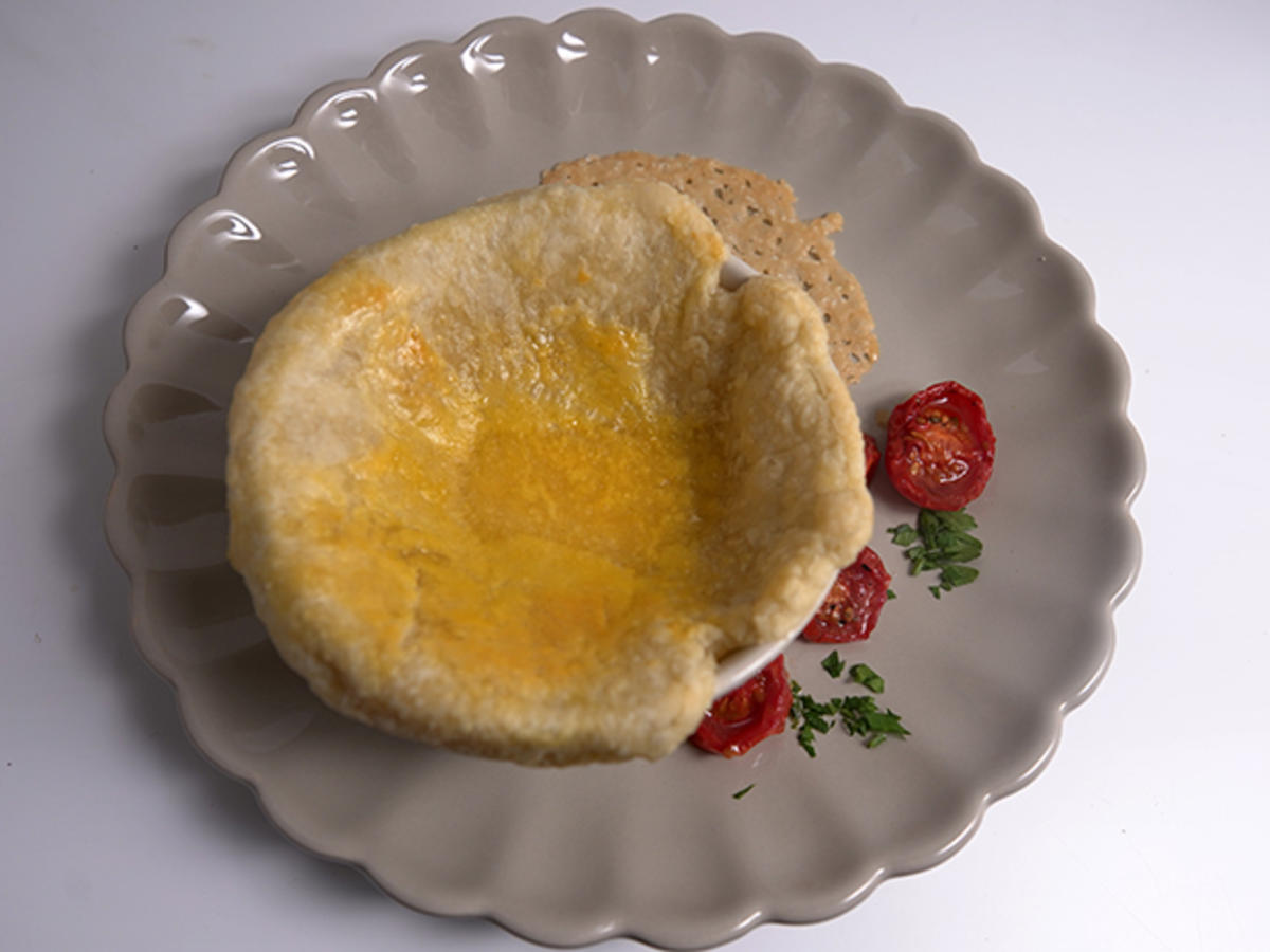Zucchinisüppchen mit Blätterteighaube an aromatisierter Tomate - von ...