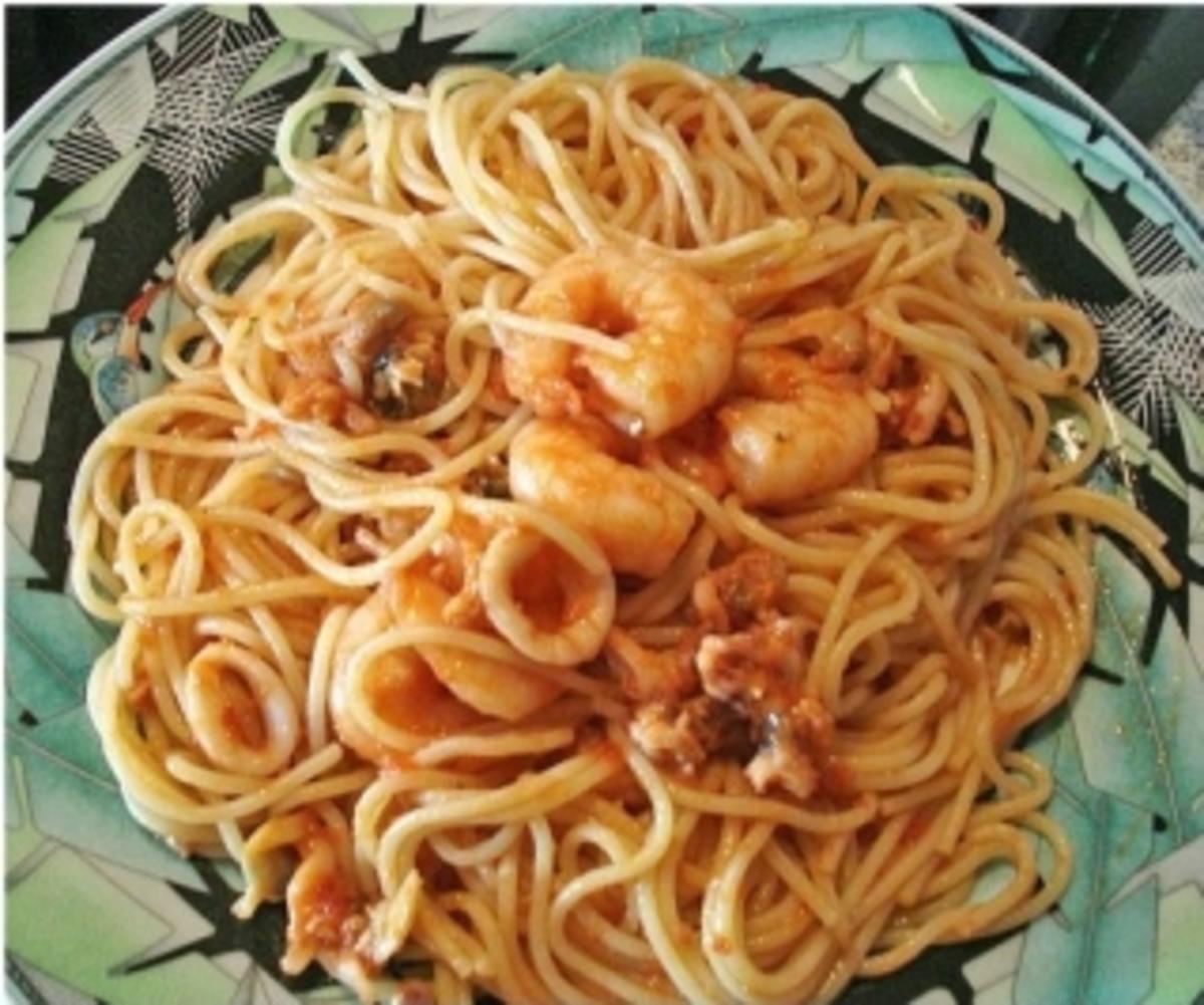 Spaghetti mit einer Soße aus Meeresfrüchten und Tomaten - Rezept