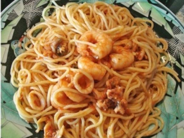 Spaghetti mit einer Soße aus Meeresfrüchten und Tomaten - Rezept ...