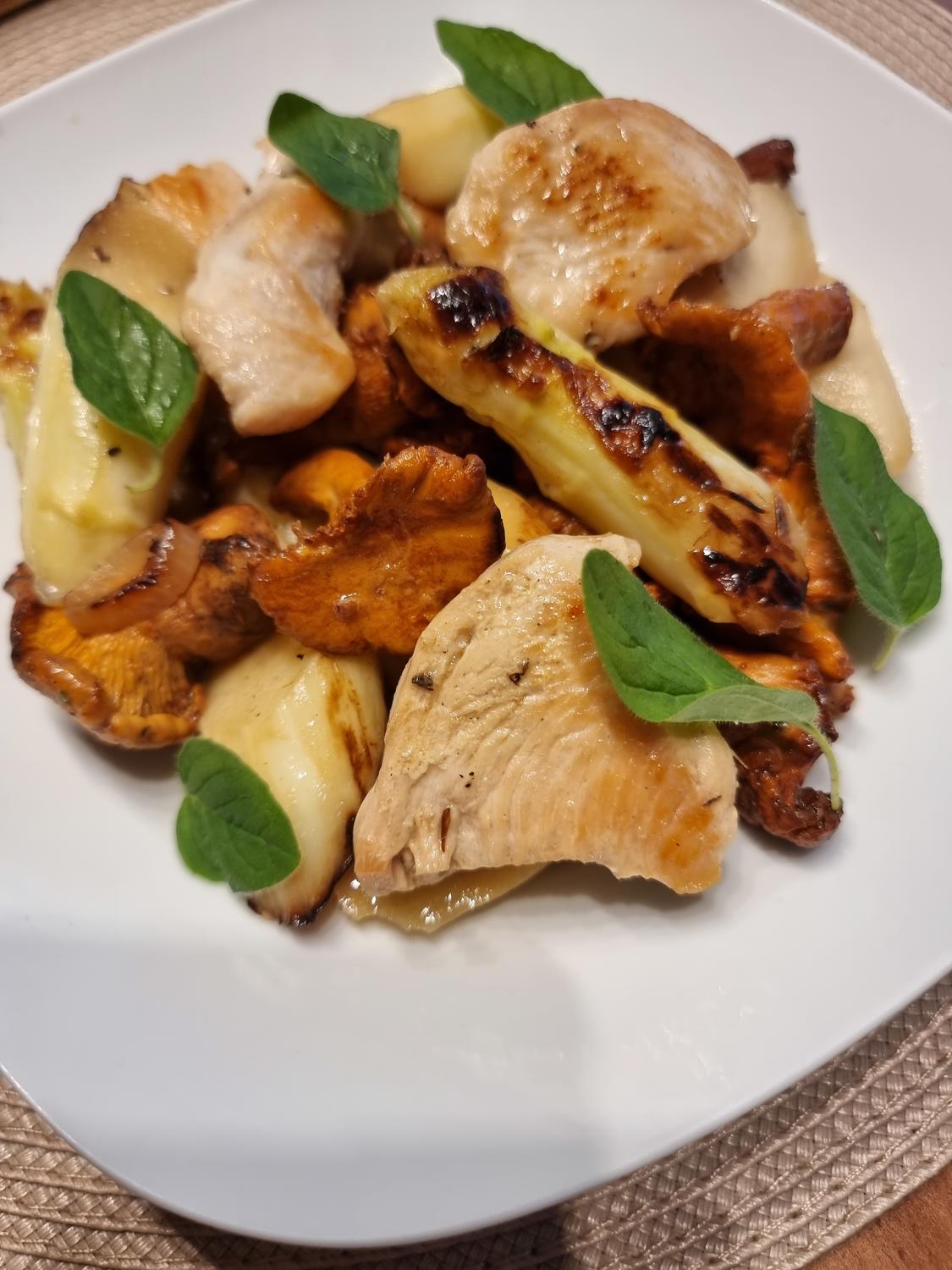 Hähnchenpfanne mit Spargel und Pfifferlingen - Rezept - kochbar.de