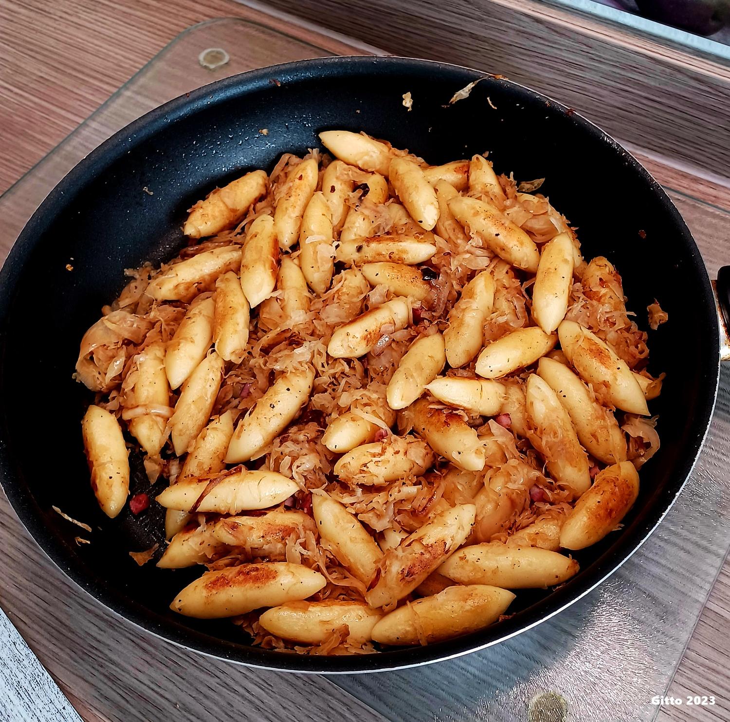 Schupfnudel-Pfanne mit Sauerkraut - Rezept - kochbar.de