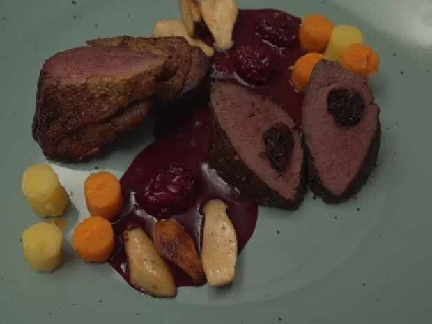 Rezept: Rehrücken gefüllt mit Backpflaumen, dazu Kräuterseitlinge Bild Nr. 2 Rehrücken gefüllt mit Backpflaumen, dazu Kräuterseitlinge - Rezept - Bild Nr. 2