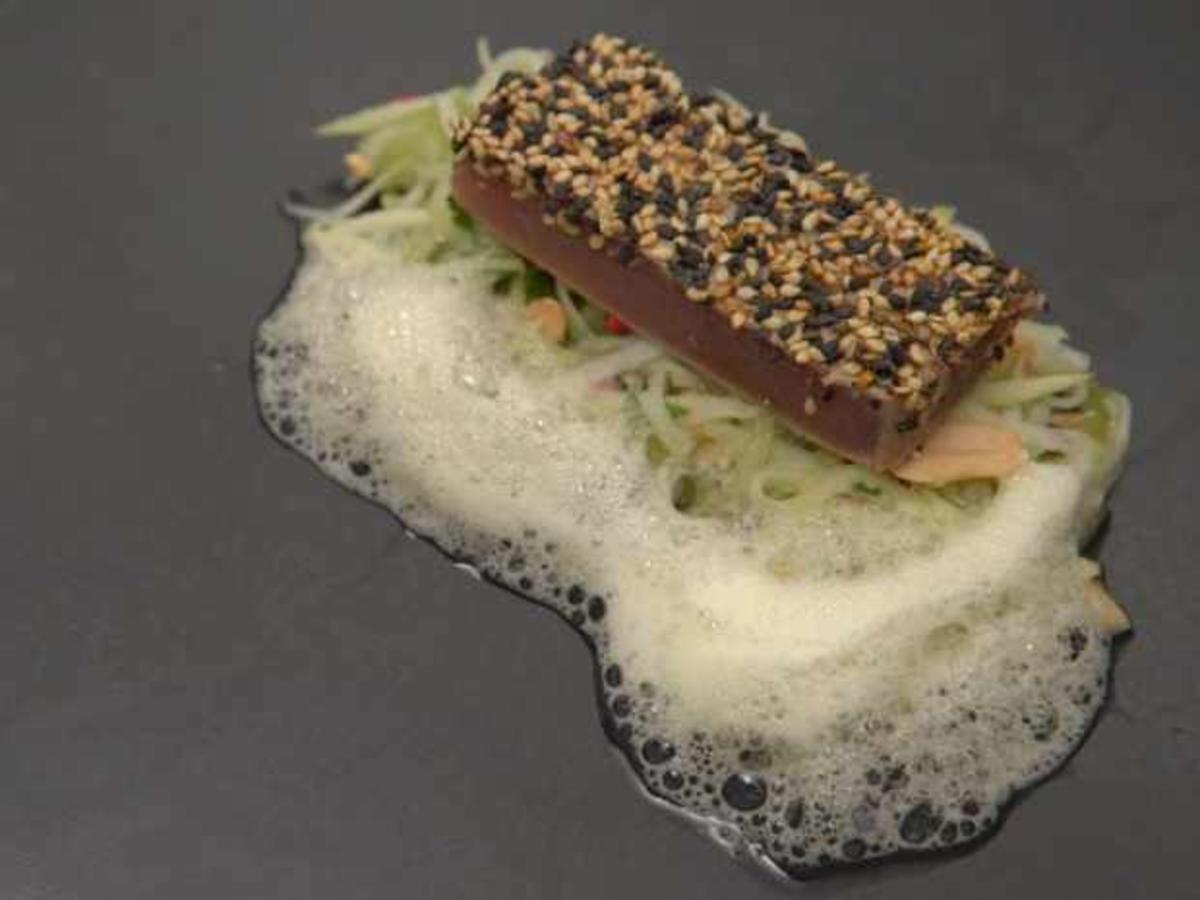 Marinierter Thunfisch mit Kohlrabi-Gurken-Salat - Rezept - kochbar.de