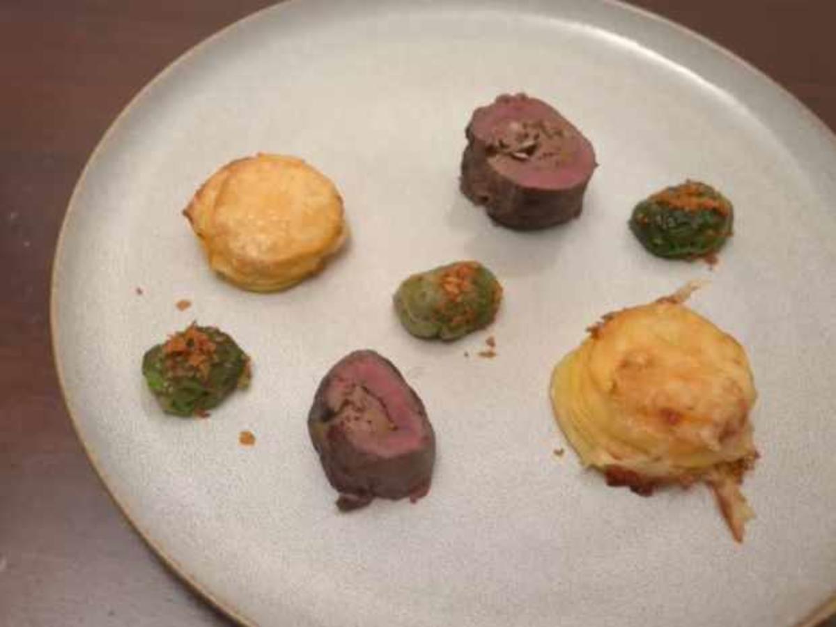 Rehrücken mit Kartoffelgratin und Wirsingpralinen - Rezept - kochbar.de