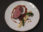 Rinderrücken mit Petersilienwurzel und Zwiebelmarmelade - Rezept - Bild Nr. 16619