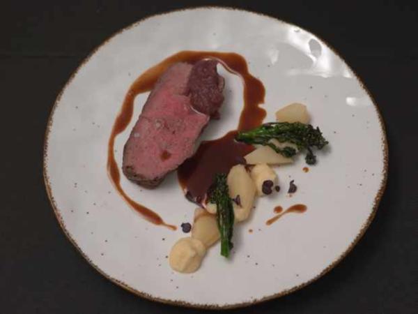 Rinderrücken mit Petersilienwurzel und Zwiebelmarmelade - von Das ...