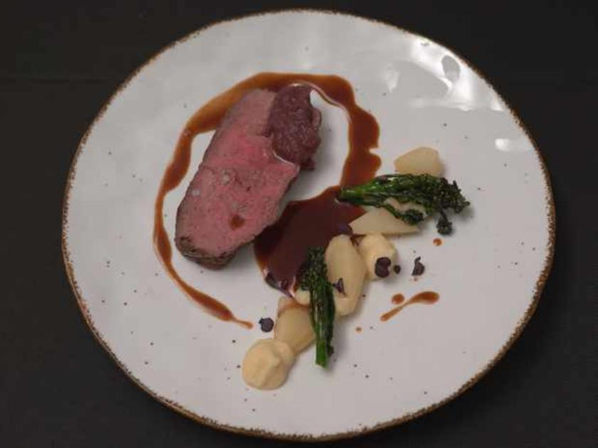 Rinderrücken mit Petersilienwurzel und Zwiebelmarmelade - von Das ...