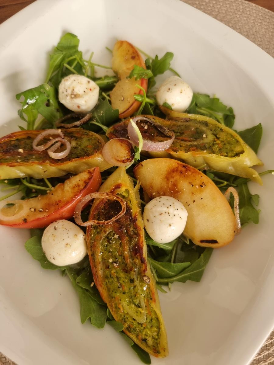 Maultaschensalat mit Rucola ,Mozzarella und Apfelspalten - Rezept - Bild Nr. 16619