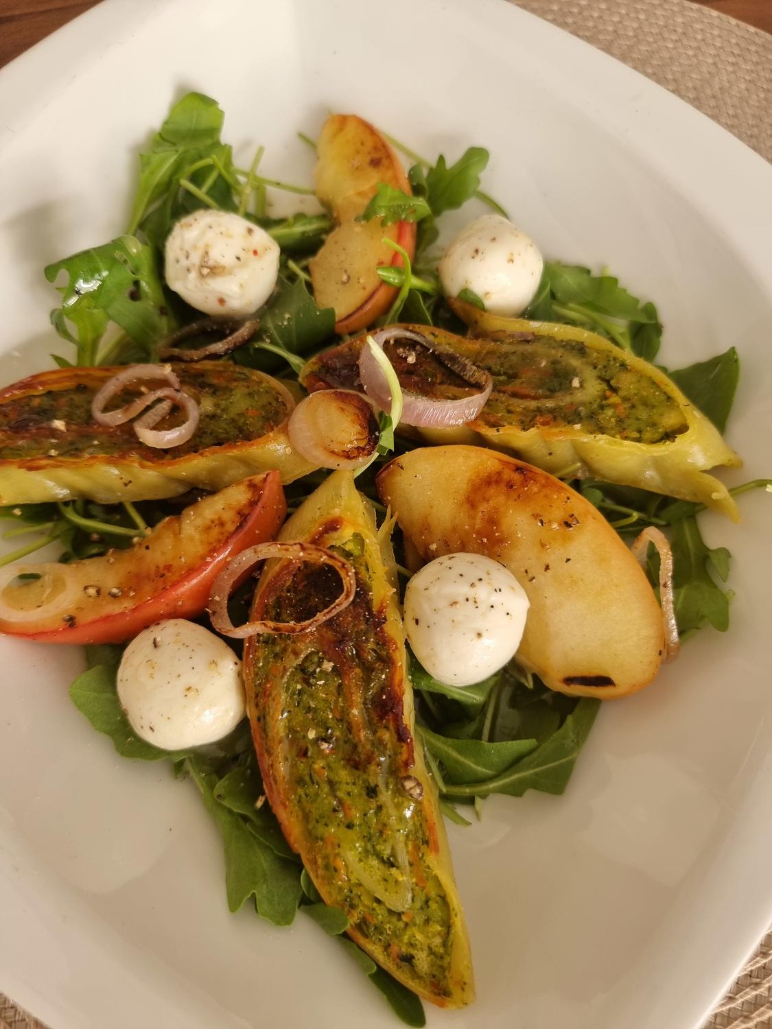 Maultaschensalat mit Rucola ,Mozzarella und Apfelspalten - Rezept ...