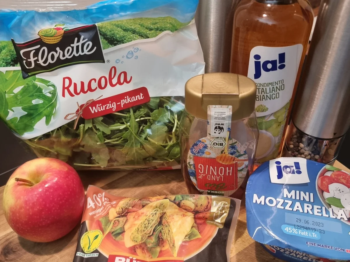 Maultaschensalat mit Rucola ,Mozzarella und Apfelspalten - Rezept - Bild Nr. 16620