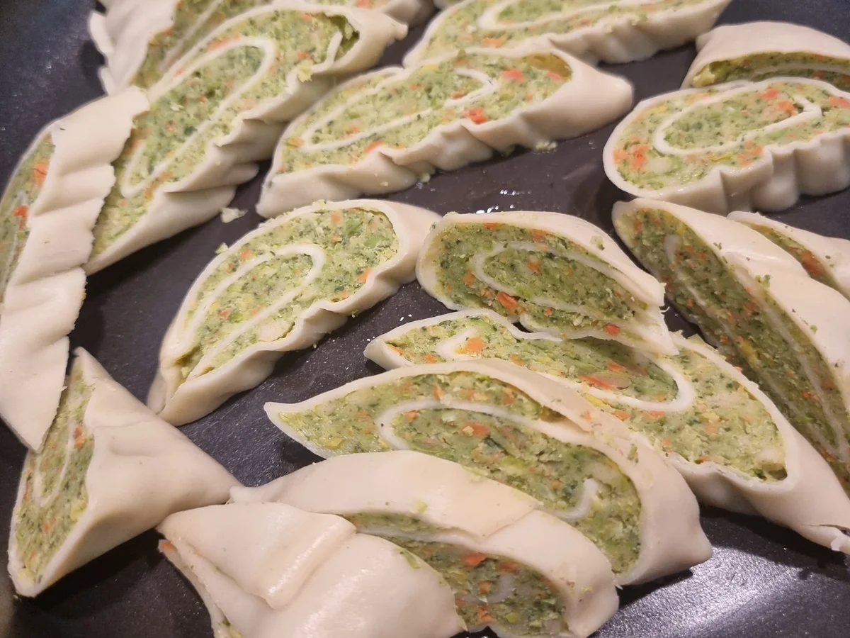 Maultaschensalat mit Rucola ,Mozzarella und Apfelspalten - Rezept - Bild Nr. 16621