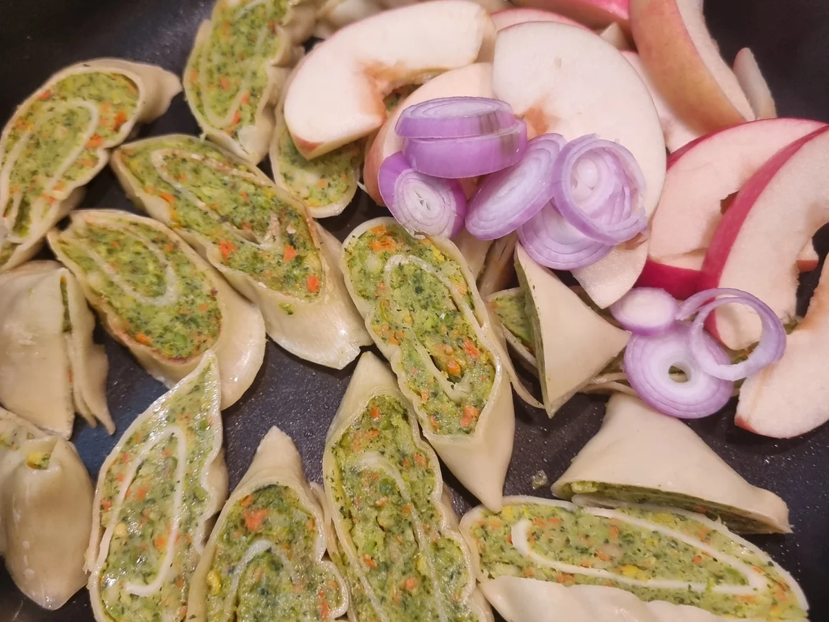 Maultaschensalat mit Rucola ,Mozzarella und Apfelspalten - Rezept - Bild Nr. 16623