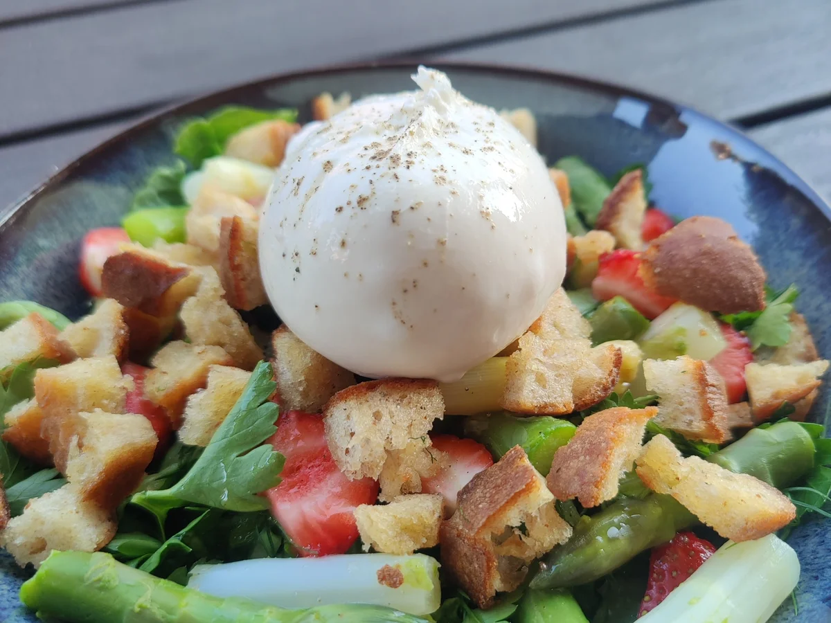 Rezept: Burratine Brotsalat mit Erdbeeren, Spargel-Mix und Holunderblüten-Vinaigrette Bild Nr. 2 Burratine Brotsalat mit Erdbeeren, Spargel-Mix und Holunderblüten-Vinaigrette - Rezept - Bild Nr. 2
