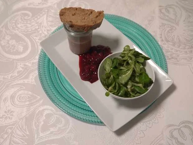 Rezept: Leberparfait mit Portweinkirschen und Feldsalat Bild Nr. 2 Leberparfait mit Portweinkirschen und Feldsalat - Rezept - Bild Nr. 2