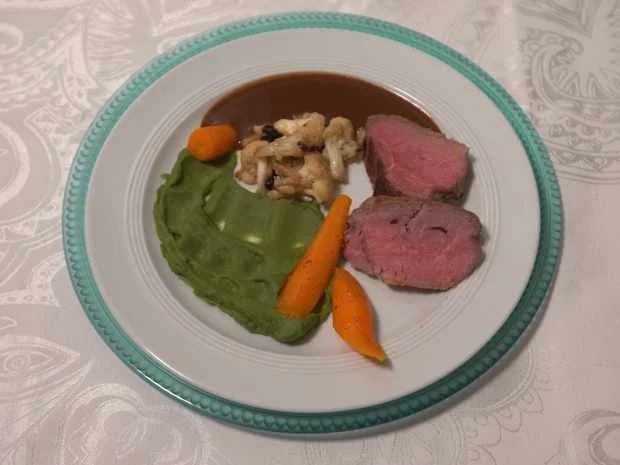 Rezept: Kalbsfilet mit Erbsenpüree, Vanillekarotten und Blumenkohl Bild Nr. 16619 Kalbsfilet mit Erbsenpüree, Vanillekarotten und Blumenkohl - Rezept - Bild Nr. 16619