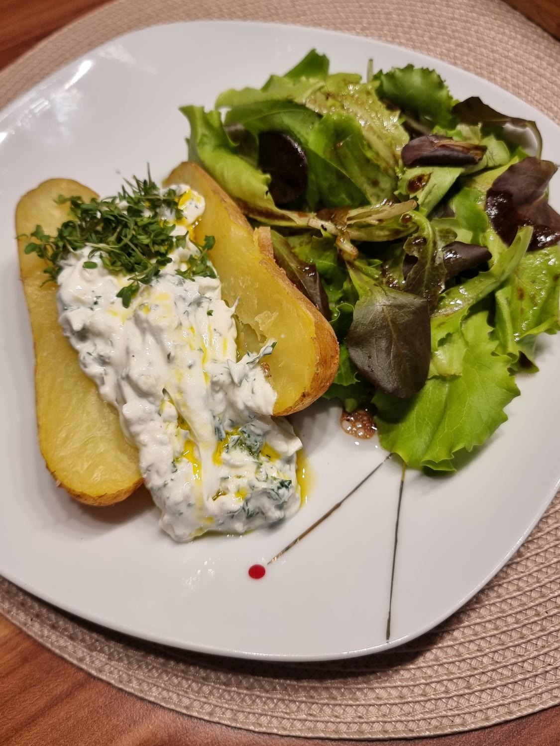 Backkartoffeln mit Knoblauch-Kräuterquark und Leinöl mit Salat - Rezept ... Backkartoffeln mit Knoblauch-Kräuterquark und Leinöl mit Salat - Rezept ...