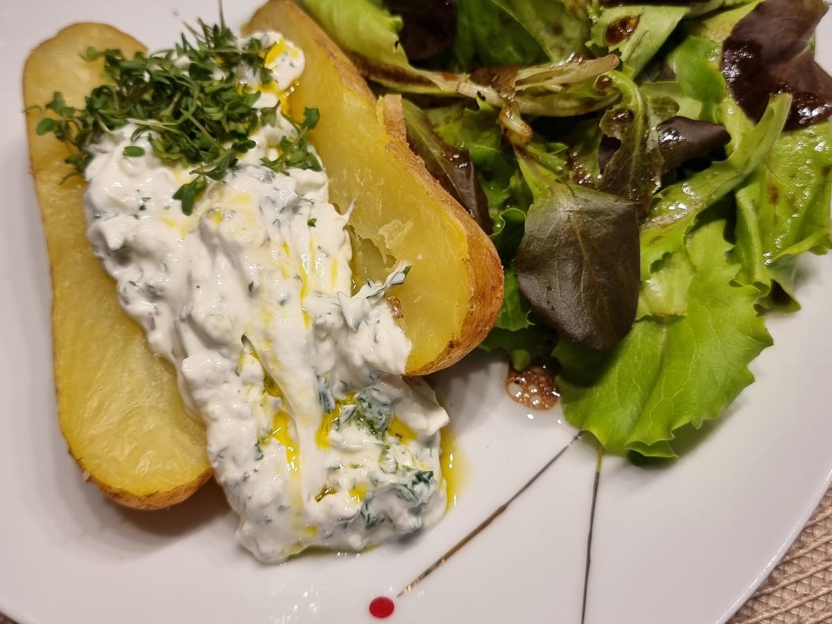 Backkartoffeln mit Knoblauch-Kräuterquark und Leinöl mit Salat - Rezept ...