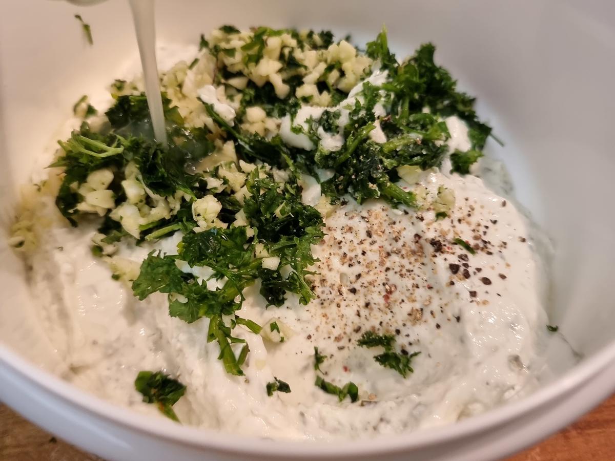 Backkartoffeln mit Knoblauch Kräuterquark und Leinöl mit Salat ...