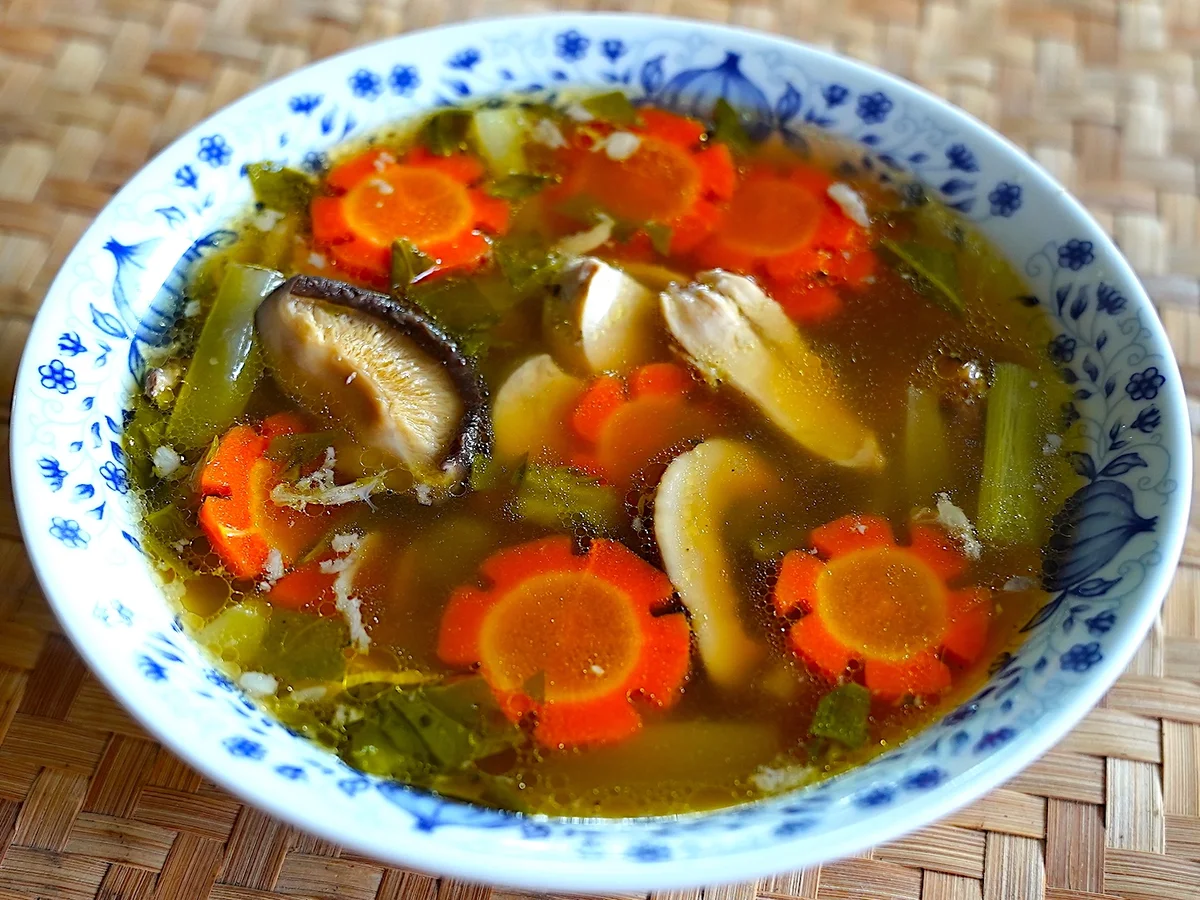 Hühnersuppe mit Pilzen und Karottenblüten - Rezept - Bild Nr. 2