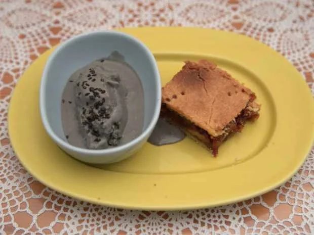 Rezept: Nusstorten-Mojis unterlegt mit Mürbeteig und schwarzem Sesameis Bild Nr. 16625 Nusstorten-Mojis unterlegt mit Mürbeteig und schwarzem Sesameis - Rezept - Bild Nr. 16625