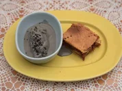 Nusstorten-Mojis unterlegt mit Mürbeteig und schwarzem Sesameis - Rezept - Bild Nr. 16625