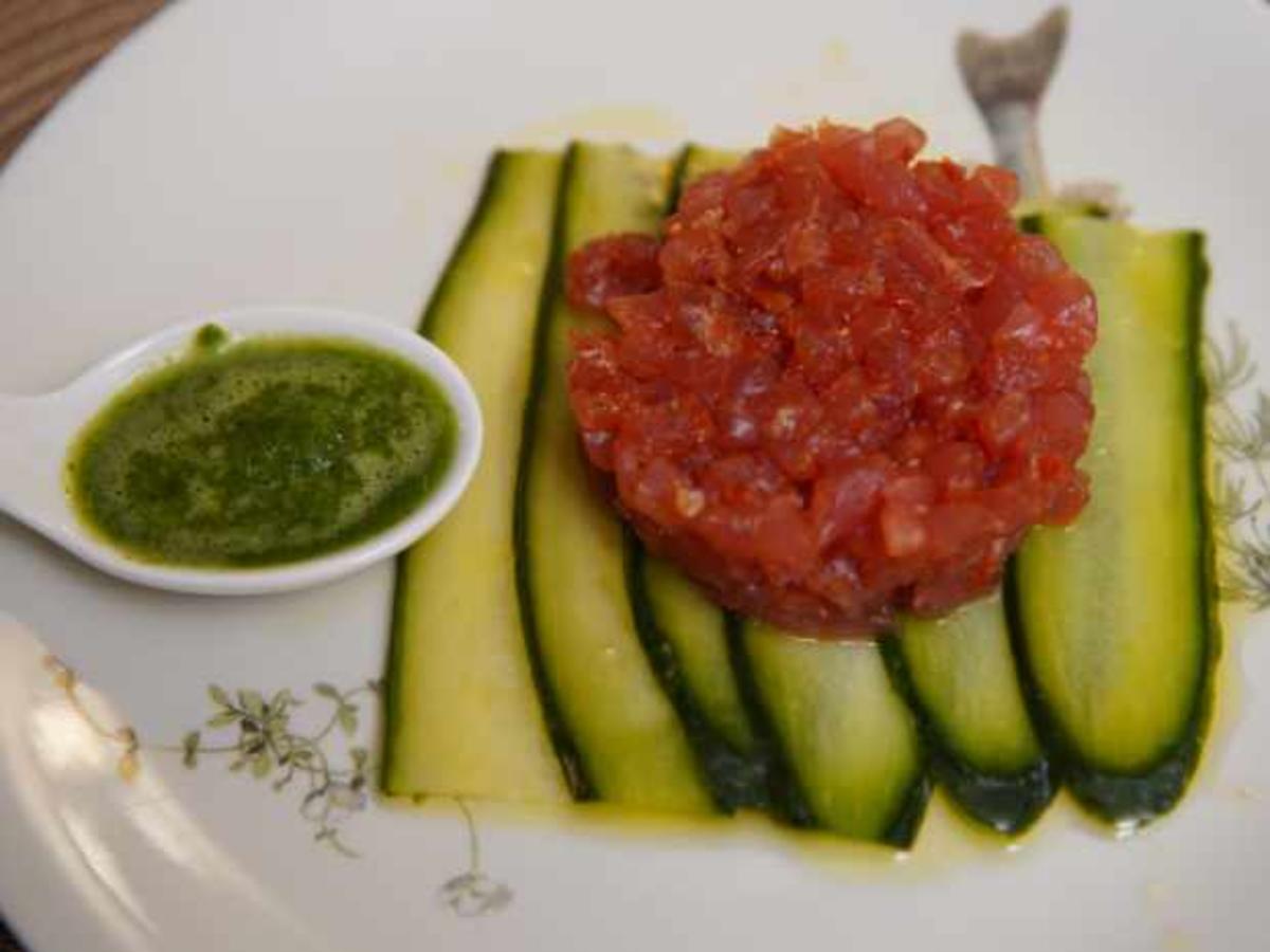 Thunfischtatar mit Gurkensorbet und Gurkensalat - Rezept - kochbar.de