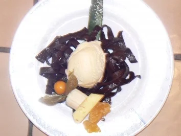 Rezept: Schokoladennudeln mit exotischem Früchtespieß Schokoladennudeln mit exotischem Früchtespieß - Rezept