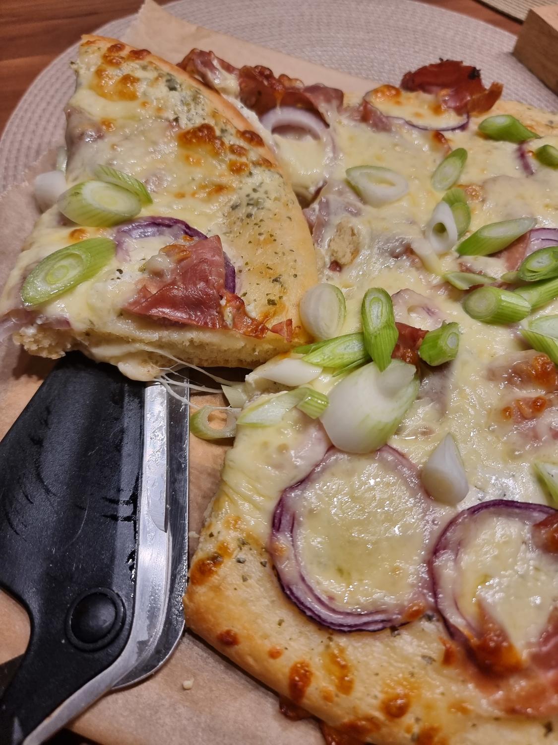 Flammkuchen mit Quark-Öl-Teig - Rezept - kochbar.de