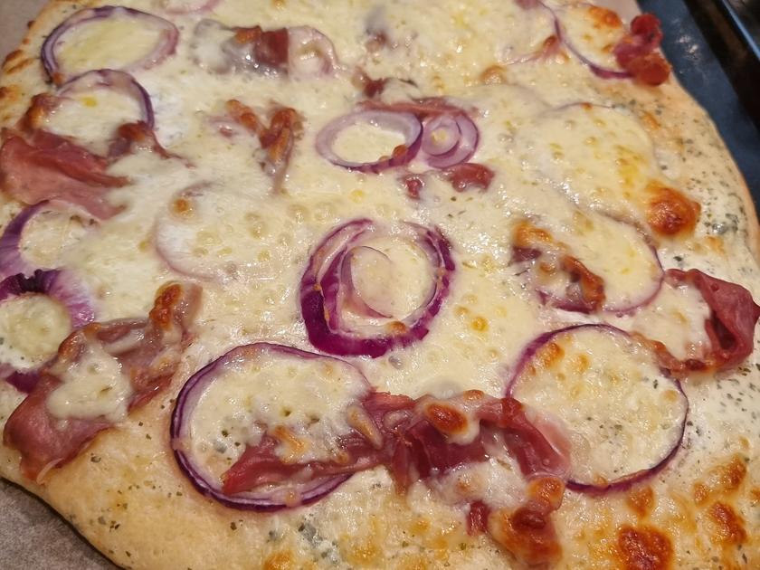Flammkuchen mit Quark-Öl-Teig - Rezept - kochbar.de