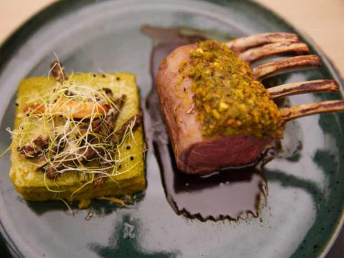 Lammkarree mit Pistazien-Kräuterkruste und Portwein-Jus - Rezept ...