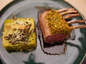 Lammkarree mit Pistazien-Kräuterkruste und Portwein-Jus - Rezept - Bild Nr. 2