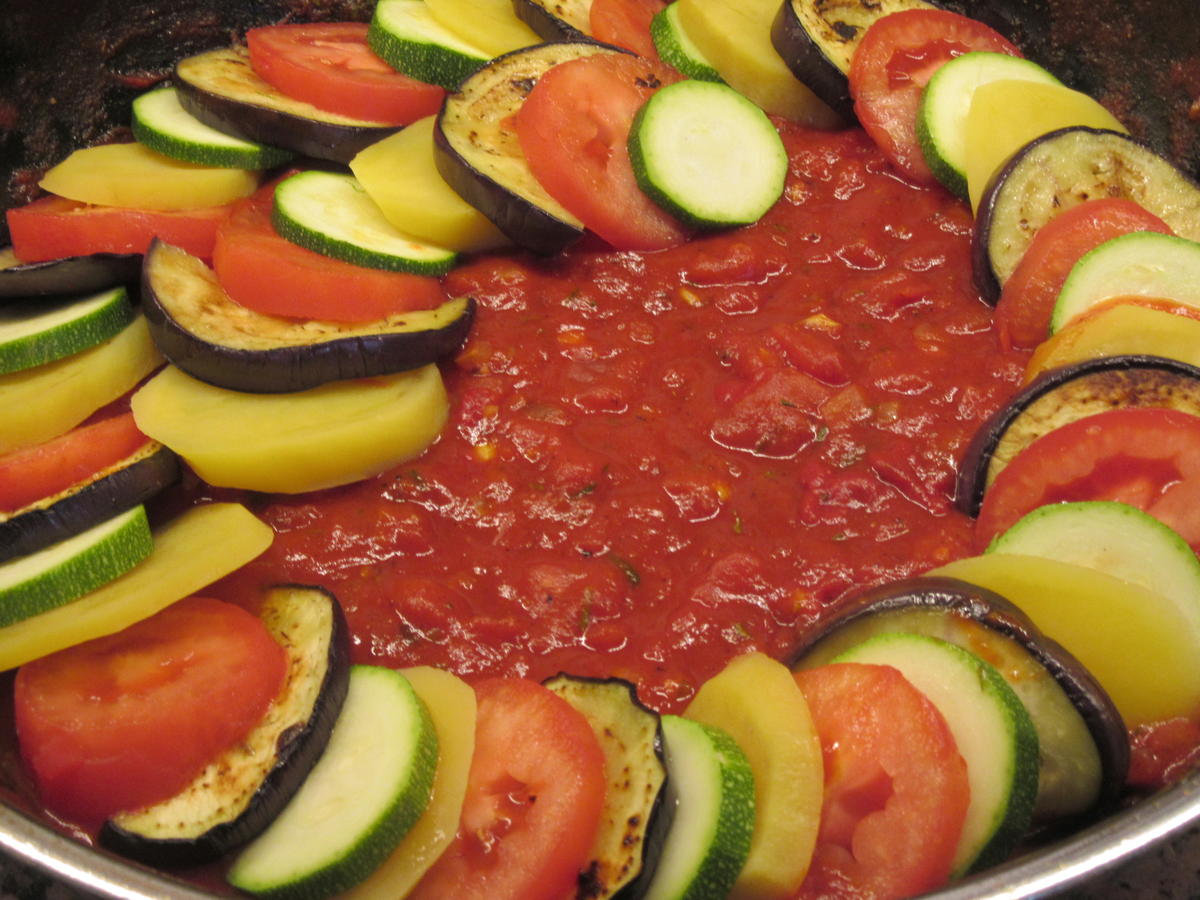 Gemüse: Ratatouille-Pfanne mit Schafskäse - Rezept - kochbar.de