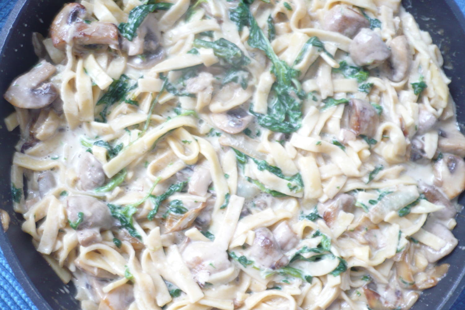 Nudeln mit Champignon - Spinat-Sauce - Rezept - kochbar.de