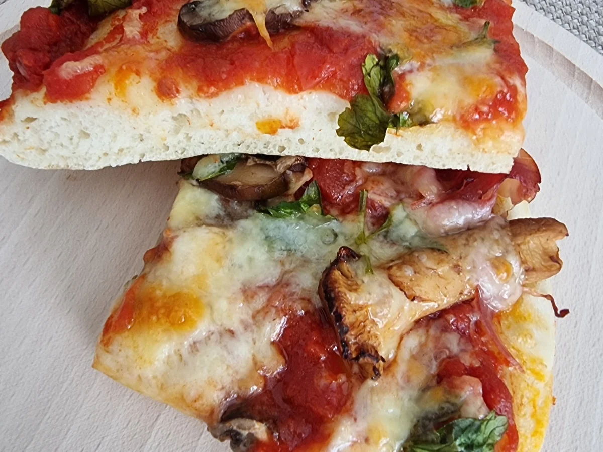 Scharfe Pizza mit Pilzen und Schinken - Rezept - Bild Nr. 16645
